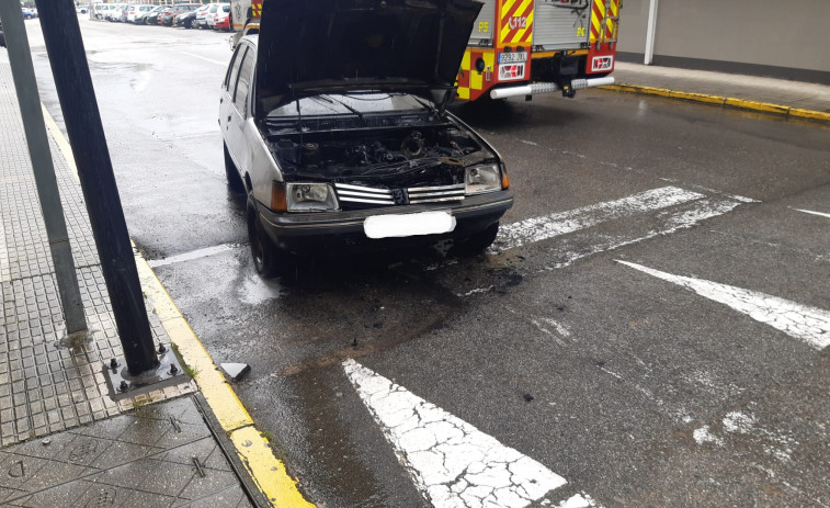 Arde un coche en marcha en la Rúa Vila Janer y su único ocupante sale ileso del mismo