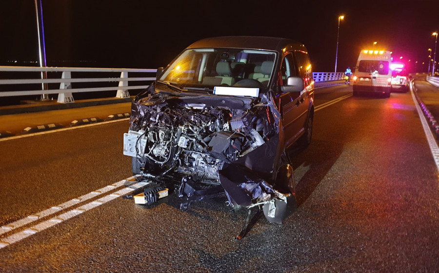 Una aparatosa salida de vía en el puente de A Illa se salda sin heridos