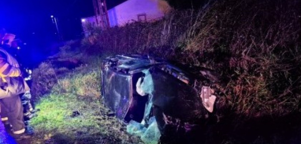 Rescatada una persona de su vehículo tras volcar Arzúa