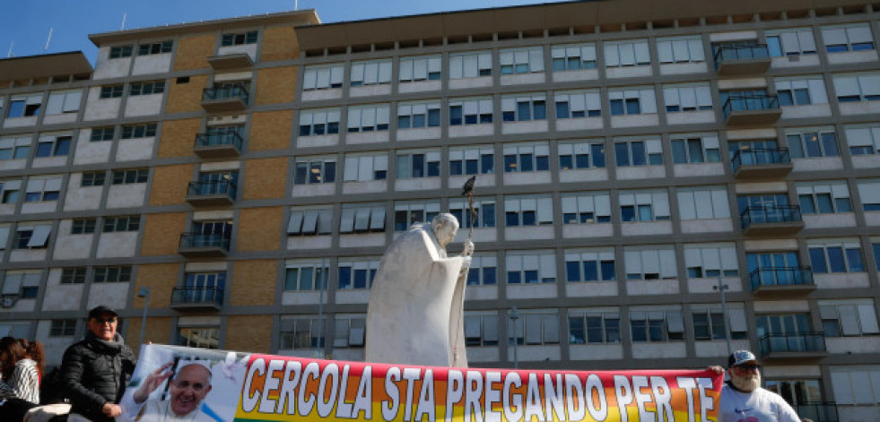El papa recibe en el hospital a autoridades vaticanas para seguir la situación del mundo