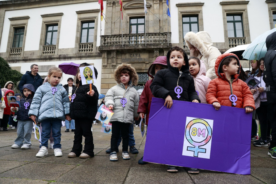 Alumnado del colegio de A Escardia visitó el Concello con motivo de la conmemoración del 8-M