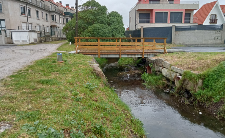 Eliminan un vertido que llegó al río Paxariños tras romper un colector de aguas fecales en Carreira
