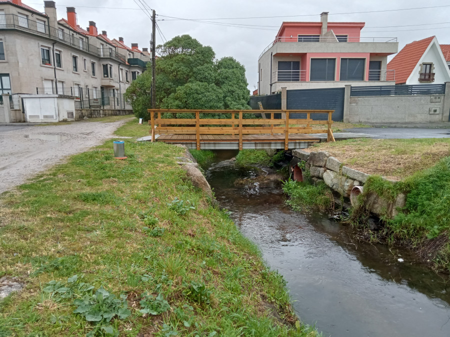 Eliminan un vertido que llegó al río Paxariños tras romper un colector de aguas fecales en Carreira