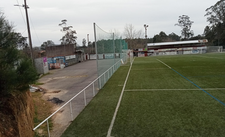 Excluida una de las siete ofertas para construir los nuevos vestuarios del campo de fútbol de Oleiros al exceder un 15% su presupuesto inicial