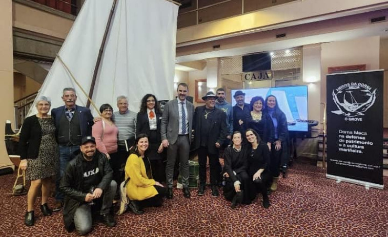 El Casino La Toja homenajea con una placa de agradecimiento al grupo Amigos da Dorna Meca