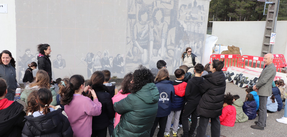 Catoira homenajea a las mujeres del fútbol en formato de mural