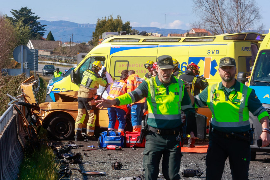 Fallece una mujer en un grave accidente entre un coche y un autobús de turistas en Barrantes