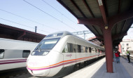 EU denuncia que se perde o tren a Madrid de primeira hora e pide o cese do concelleiro de Turismo
