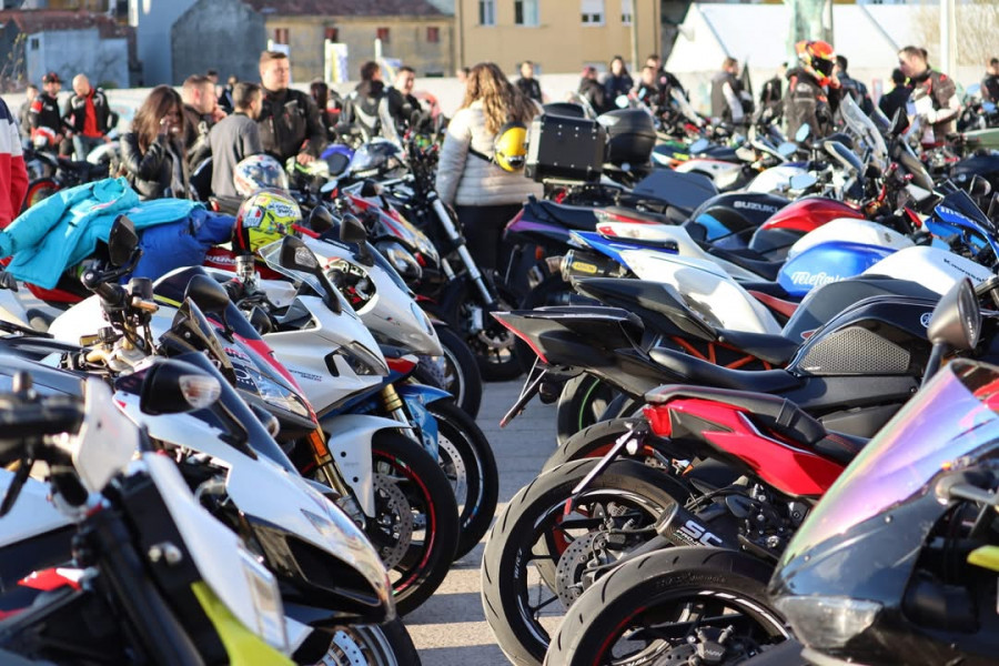 Los motores rugieron en Ribeira con cerca de 3.000 participantes en la quedada