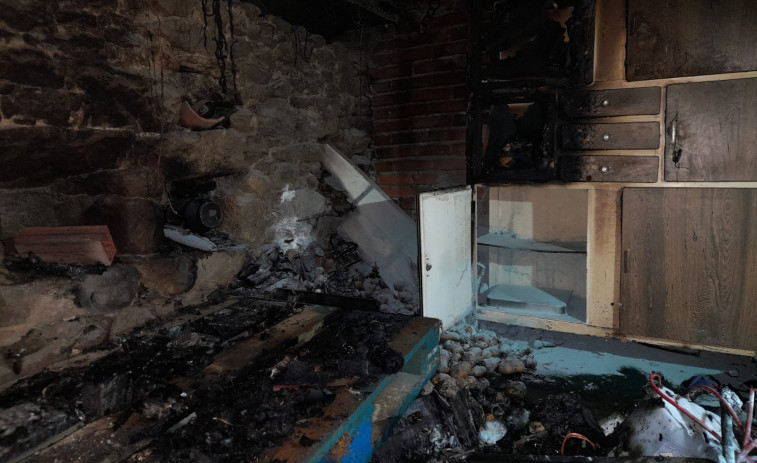Un incendio en un alpendre en Cuntis moviliza a Protección Civil y al GES de A Estrada