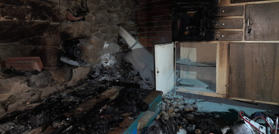 Un incendio en un alpendre en Cuntis moviliza a Protección Civil y al GES de A Estrada