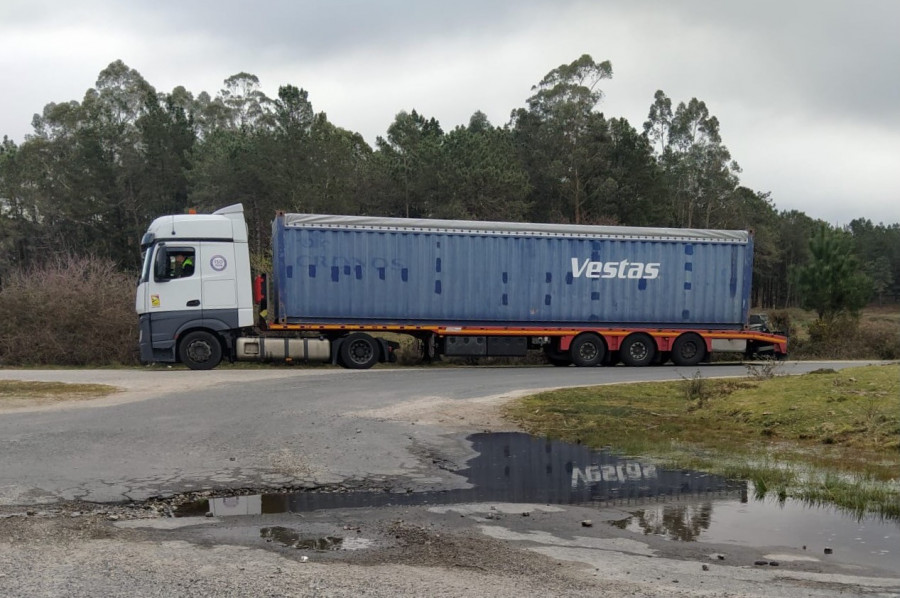 Vecinos de Amil denuncian la llegada de camiones a la zona del parque eólico paralizado