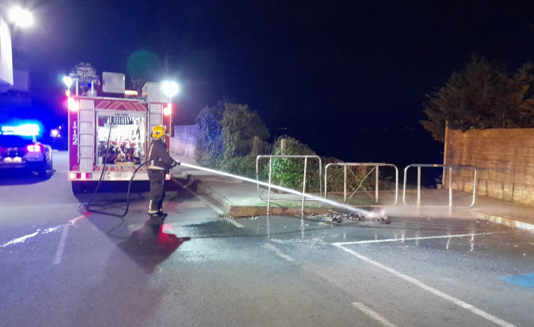Incendiados dos colectores de basura en A Pobra do Caramiñal