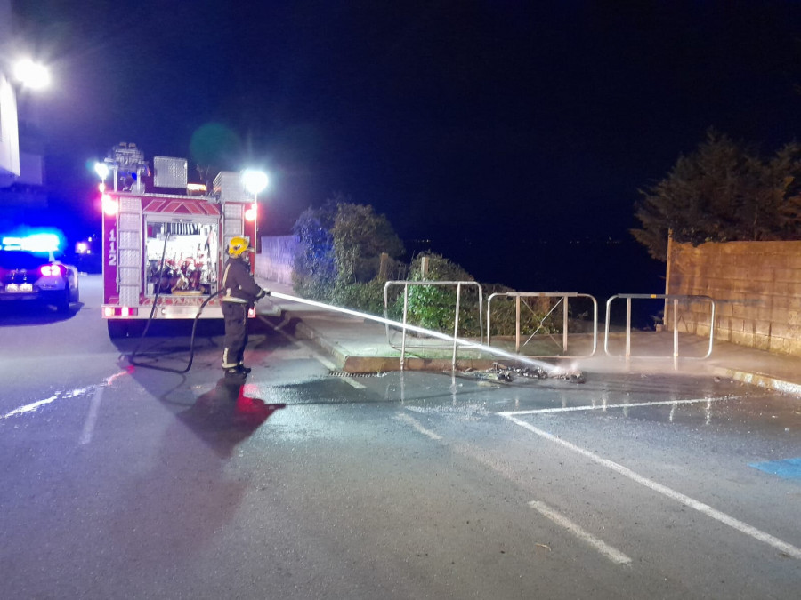 Incendiados dos colectores de basura en A Pobra do Caramiñal