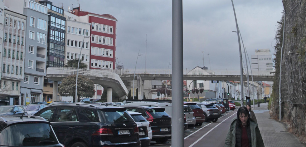 Un herido y varios coches dañados tras caer parte de una fachada en A Coruña por el fuerte viento