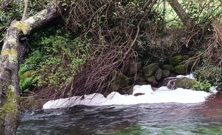 Detectan un vertido en el río en la Ruta da Pedra e da Auga en Ribadumia