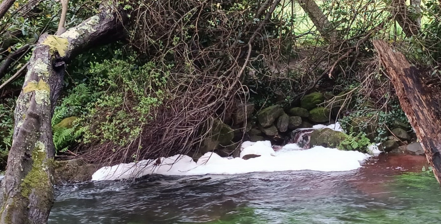 Detectan un vertido en el río en la Ruta da Pedra e da Auga en Ribadumia