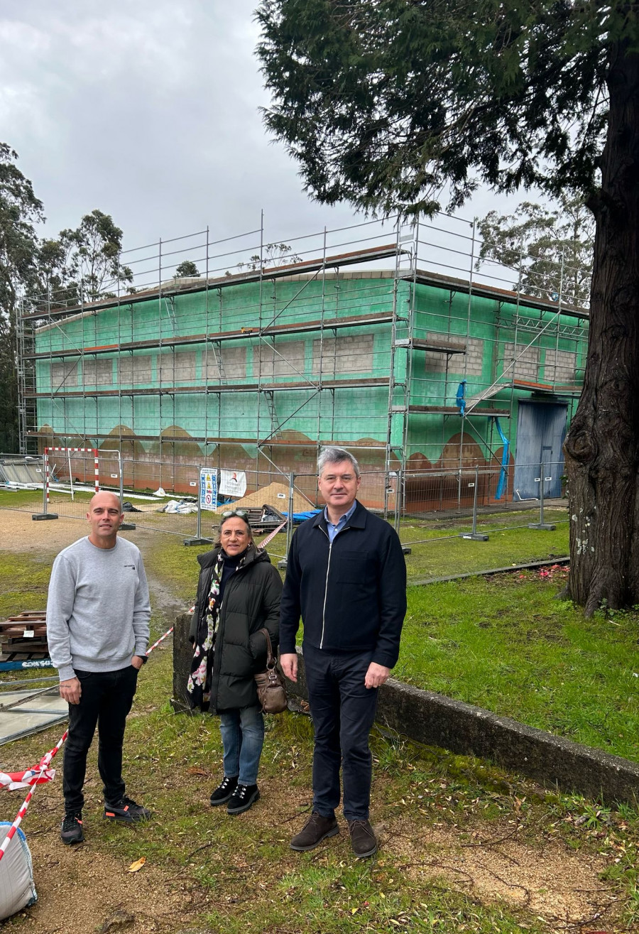 José Cacabelos y varios concejales visitan el avance de las obras del pabellón de Conmeniño