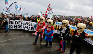 Miles de personas claman en A Pobra contra la instalación de Altri en Galicia
