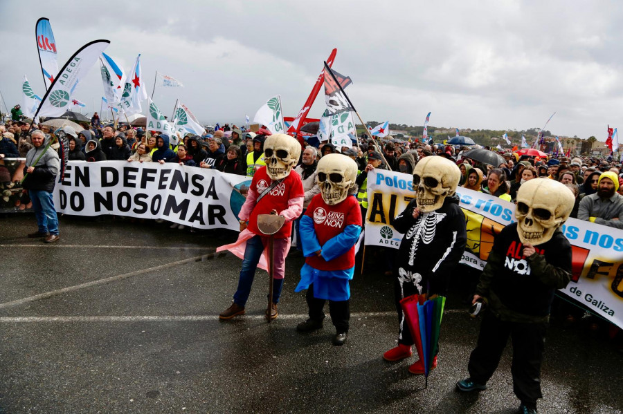 Miles de personas claman en A Pobra contra la instalación de Altri en Galicia