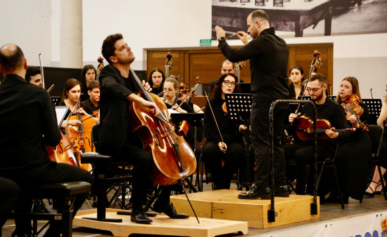 La Orquesta GAOS brilla en el homenaje al Conservatorio de Cambados con Raúl Mirás al chelo