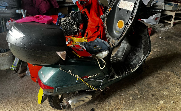Un motorista de 80 años cae en Rúa Corniña y se encuentra ya en el Hospital de O Salnés