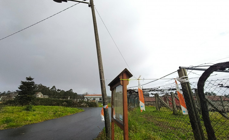 Arreglan un poste de luz que amenazaba con caer en Oubiña