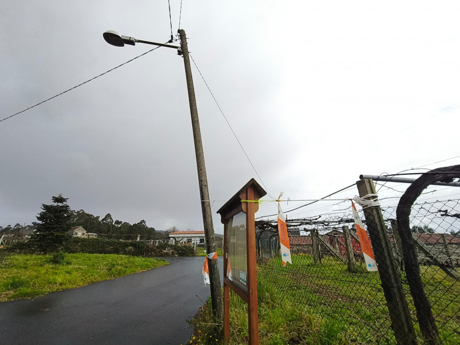 Arreglan un poste de luz que amenazaba con caer en Oubiña