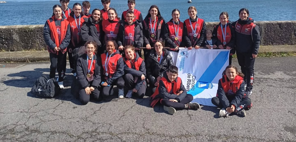 Las palistas de Cabo de Cruz triunfan en la VIII Bandeira Concello de Ribeira