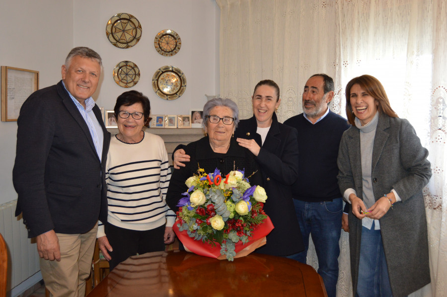 Telmo Martín felicita a Carmen Uhía por su 101 cumpleaños