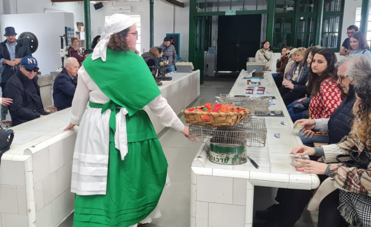 Miembros de la ONCE conocen el Museo de A Illa en una ruta teatralizada y adaptada