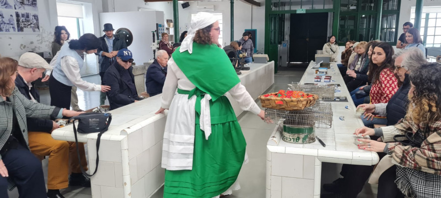 Miembros de la ONCE conocen el Museo de A Illa en una ruta teatralizada y adaptada