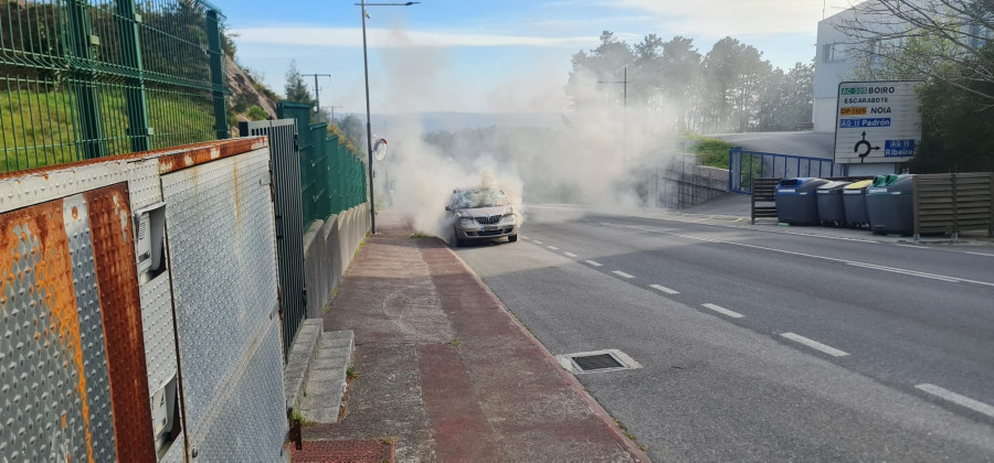 Arde parte de un coche que circulaba dirección al polígono de Espiñeira
