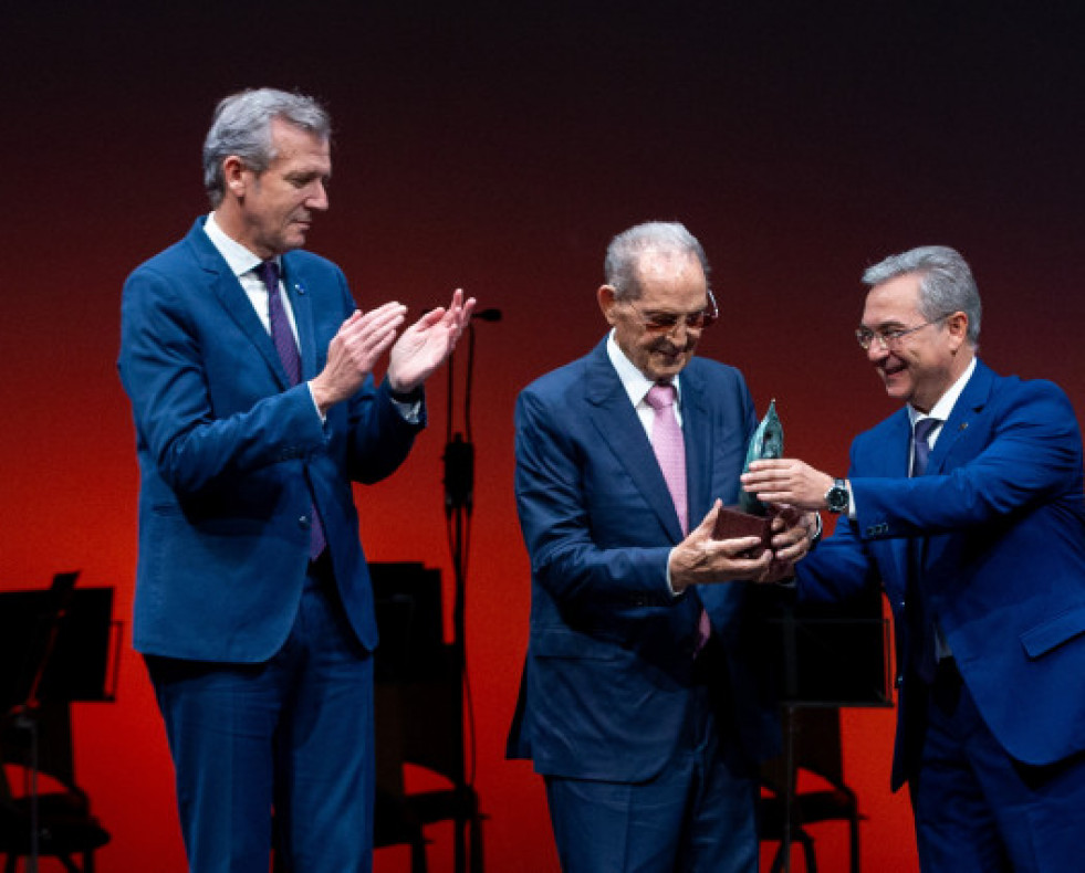 EuropaPress 6332636 entrega premio ourensania 2024 olegario vazquez rana 14522594
