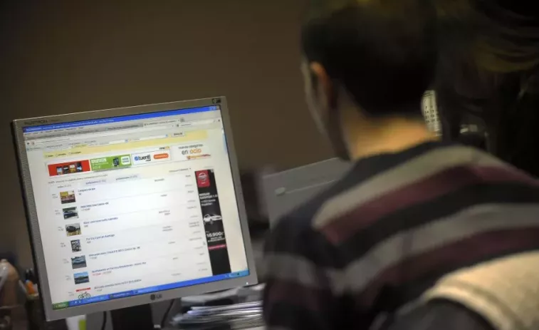 El Club de Jubilados de A Illa acoge una sesión formativa sobre administración electrónica