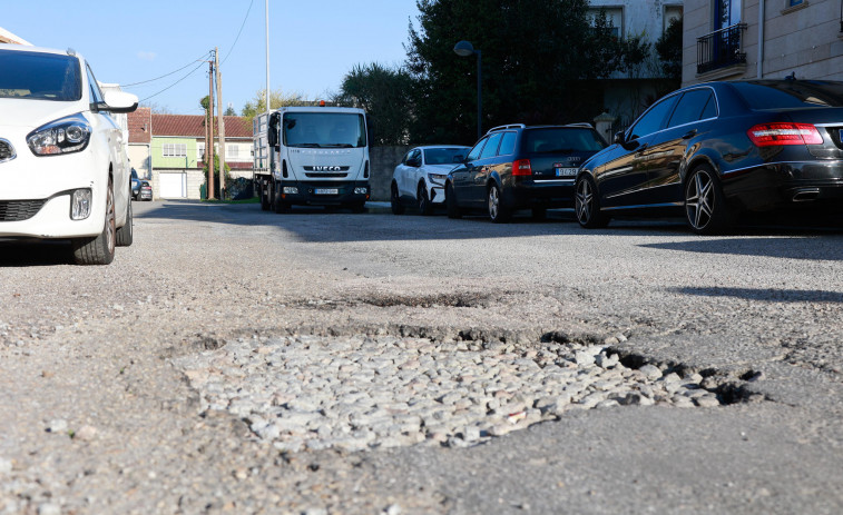 Vecinos de la Rúa Rosaleda denuncian la difícil convivencia con empresas del lugar por el tránsito de camiones