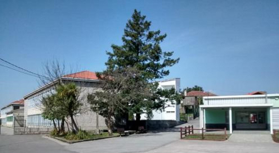 La Xunta licita el cambio de cubierta del colegio Julia Becerra por 240.000 euros