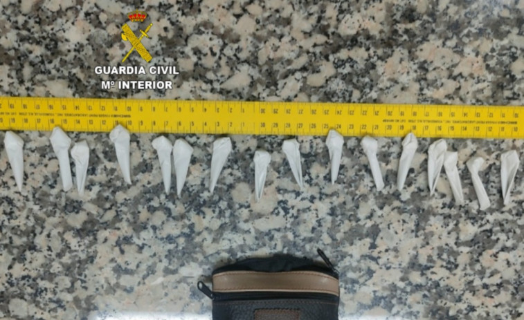 La Guardia Civil de Sanxenxo intercepta a un vecino de Cambados por posesión de cocaína