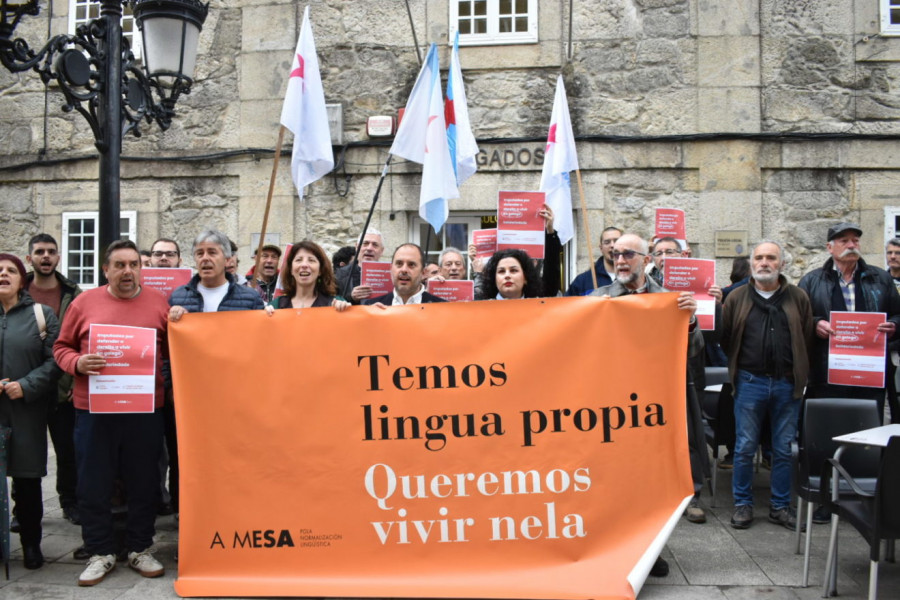 Un cento de activistas concéntranse frente aos xulgados de Padrón na defensa do galego
