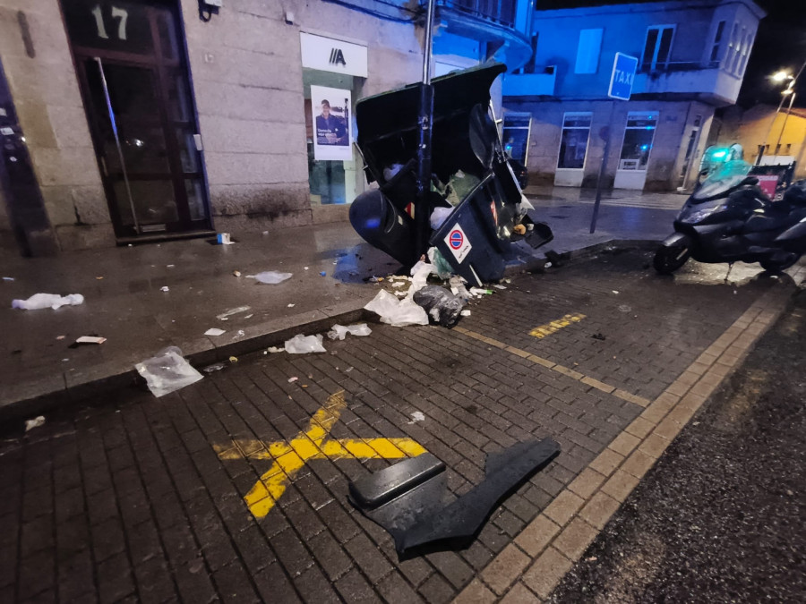 Un vehículo se sale de la vía en Cambados y choca contra un taxi aparcado, una farola y tres contenedores
