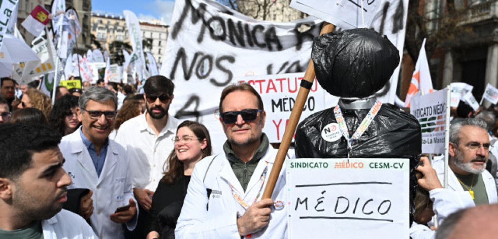 Mónica García ofrece diálogo a los médicos tras su manifestación contra el estatuto marco