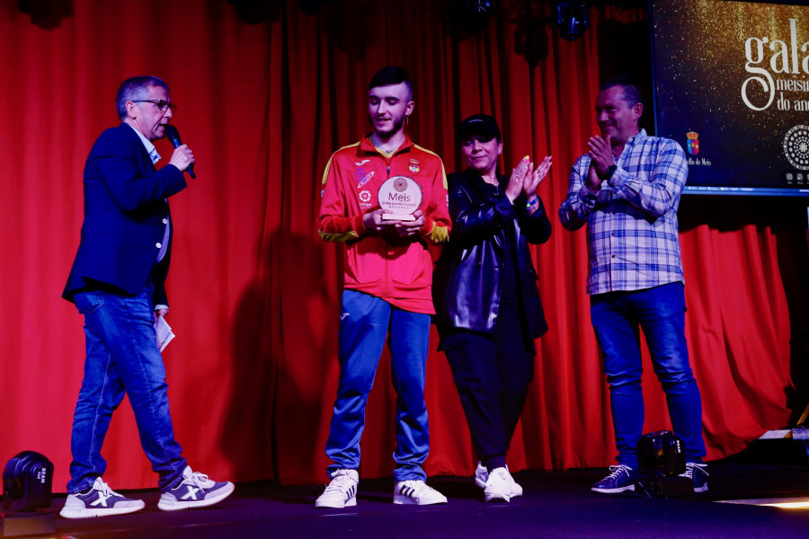 Meis recuerda a Paco Outeda y premia a sus vecinos ilustres en varios campos