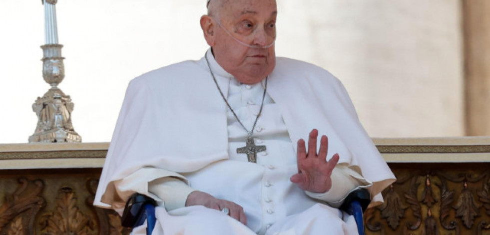 El papa reaparece ante los fieles en la plaza de San Pedro