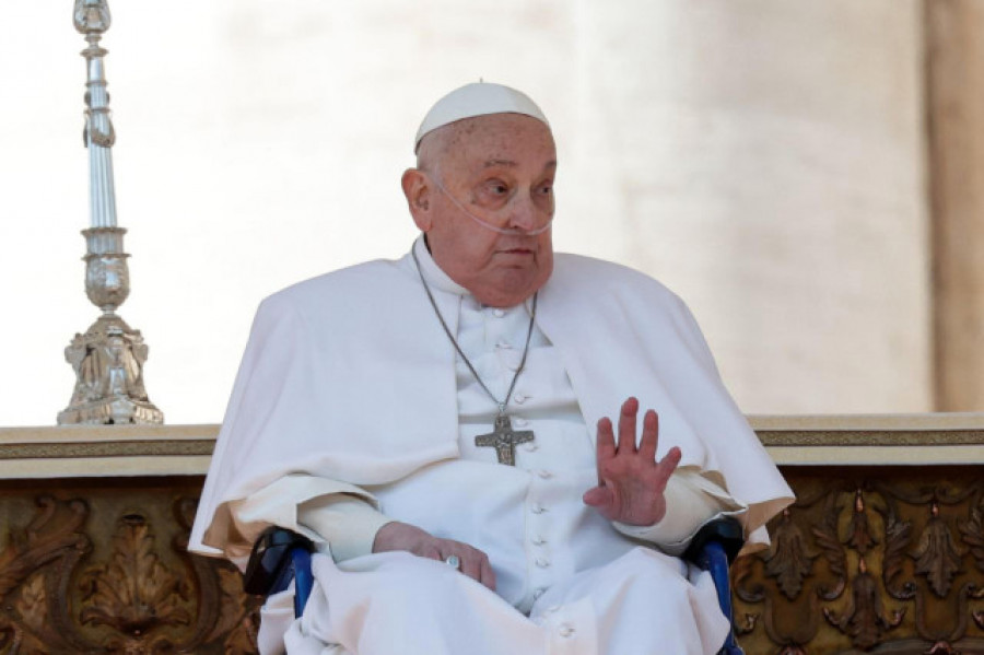 El papa reaparece ante los fieles en la plaza de San Pedro