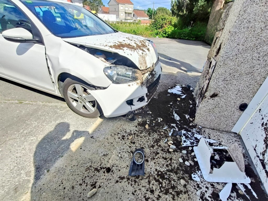 Una joven resulta herida tras chocar contra el cierre de una casa en Tragove