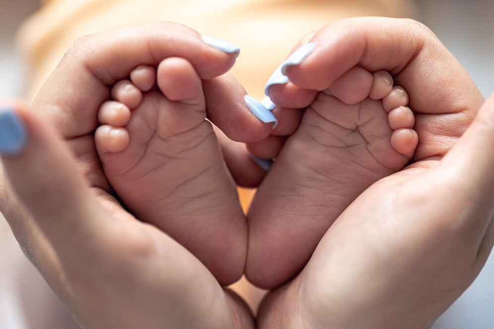 Mama sostiene piernas bebe recien nacido sus manos 169016 37057