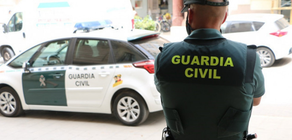 Detenido un hombre que introdujo por la fuerza en su coche a una joven en Cambados