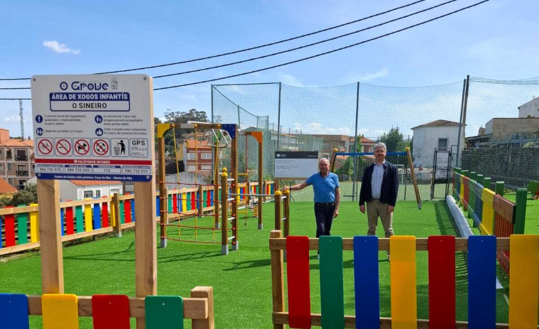 Cacabelos supervisa el resultado de las obras de rehabilitación del parque infantil de O Sineiro