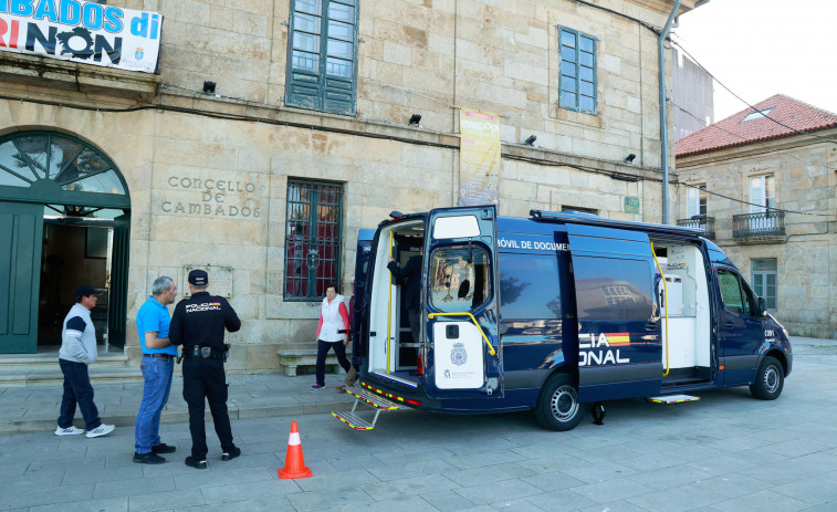 Cambados estrena la oficina móvil para expedir el DNI con más de una veintena de citas