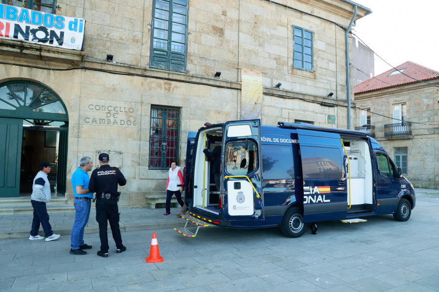 Cambados estrena la oficina móvil para expedir el DNI con más de una veintena de citas